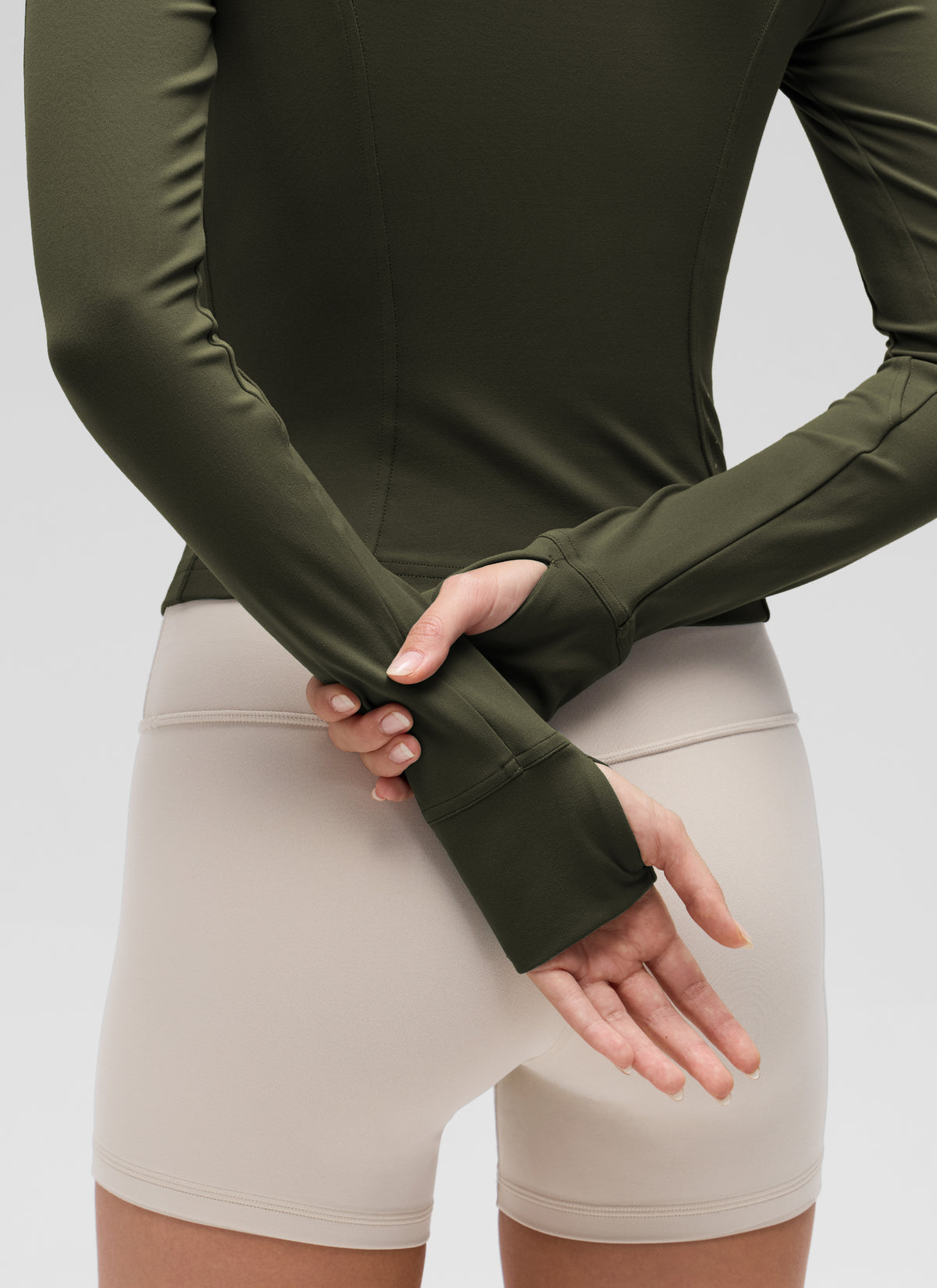 CRZ YOGA Chaqueta corta con bolsillos y cremallera completa « Butterluxe » para mujer, color verde oliva @model_info:Anna
