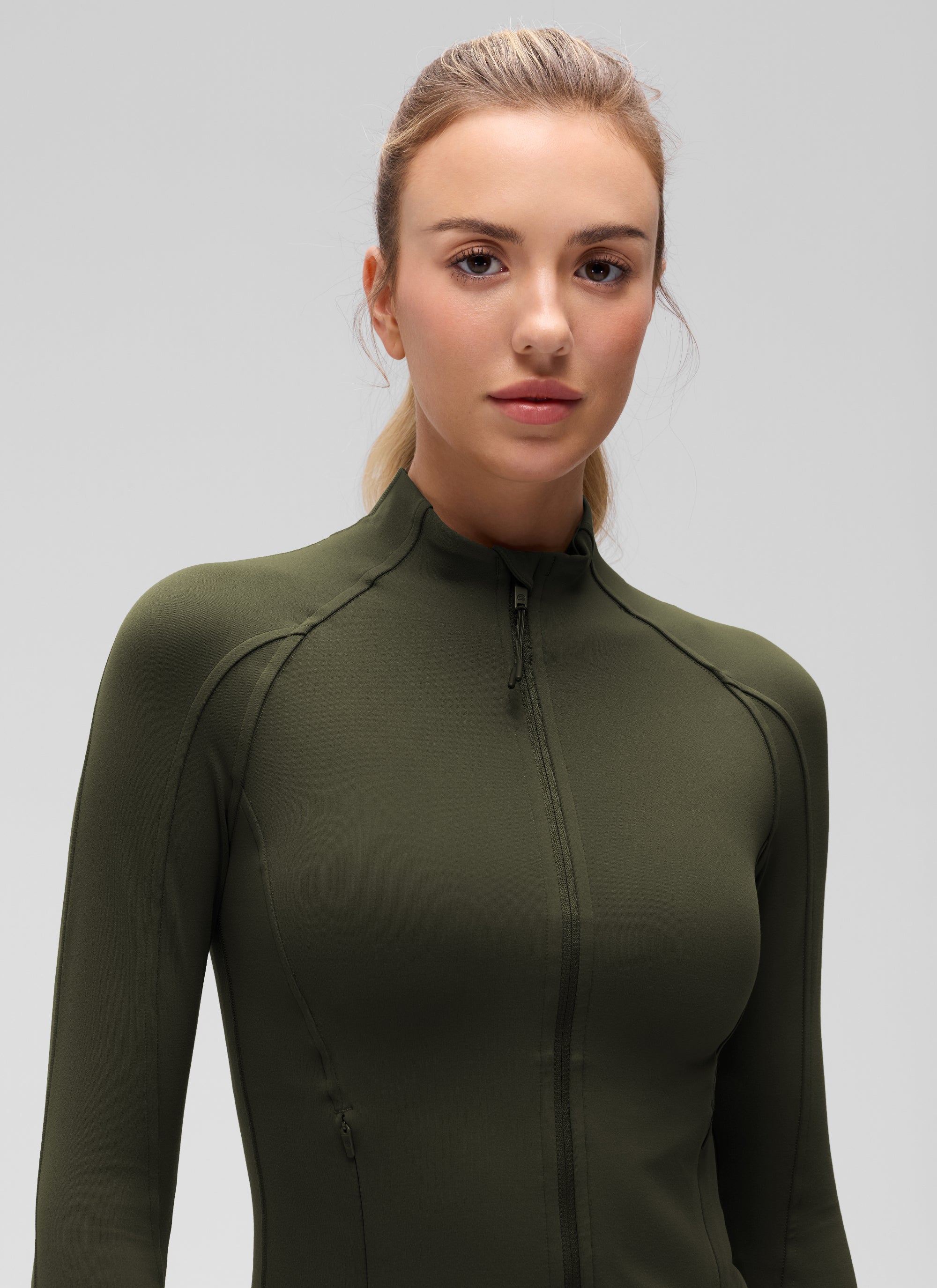 Chaqueta corta con cremallera completa y bolsillos Butterluxe para mujer CRZ YOGA Olive Green