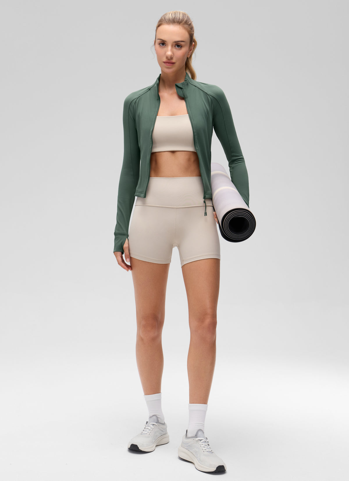 CRZ YOGA Chaqueta corta con bolsillos y cremallera completa para mujer « Butterluxe », color verde bosque oscuro @model_info:Anna