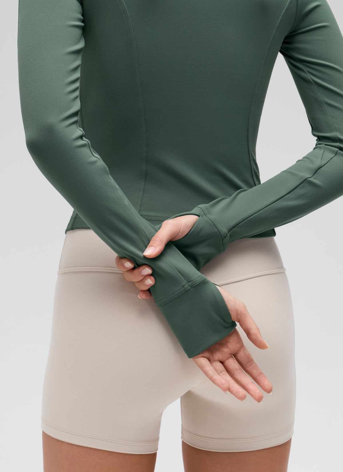 CRZ YOGA Chaqueta corta con bolsillos y cremallera completa para mujer « Butterluxe », color verde bosque oscuro @model_info:Anna