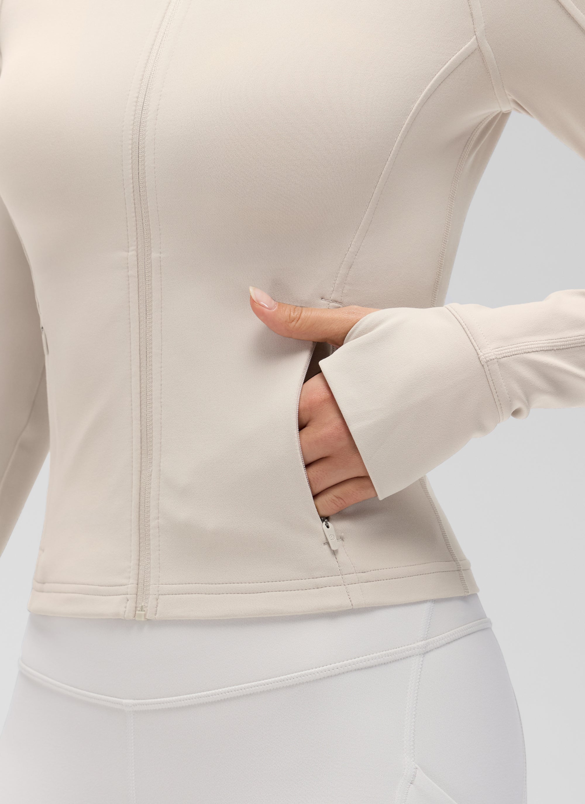 CRZ YOGA Chaquetas cortas con bolsillos y cremallera completa para mujer « Butterluxe » en color Mojave Tan @model_info:Anna