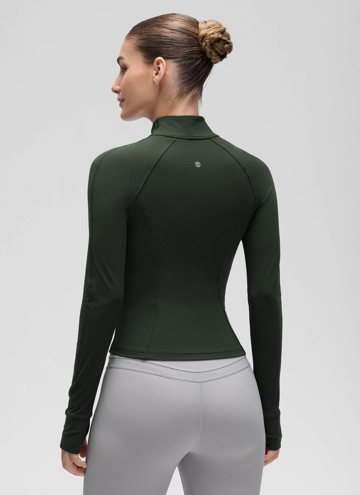 CRZ YOGA Chaqueta corta con bolsillos y cremallera completa para mujer « Butterluxe », color «Legend Green» @model_info:J