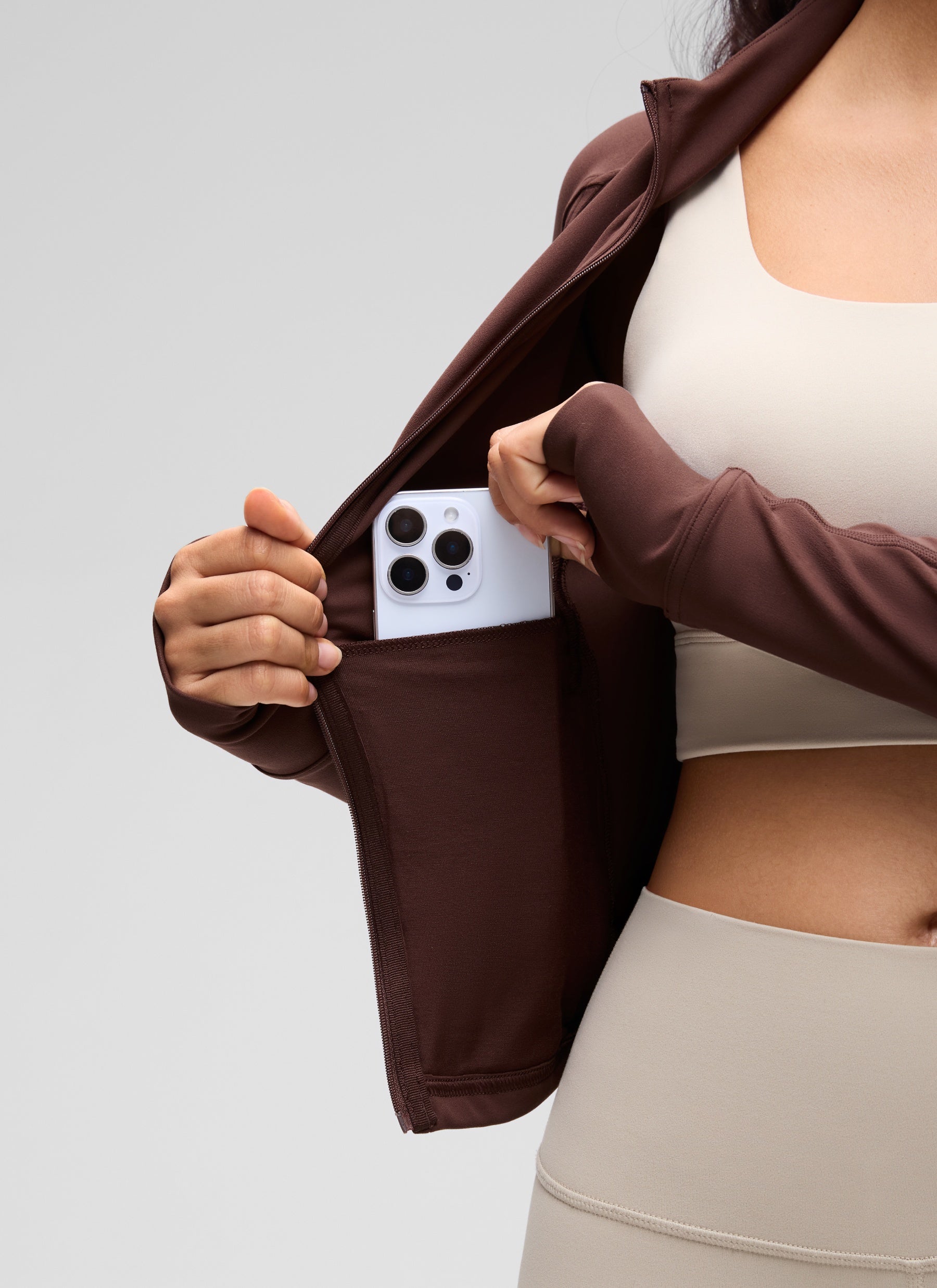 Chaqueta corta con cremallera completa y bolsillos Butterluxe para mujer CRZ YOGA Taupe