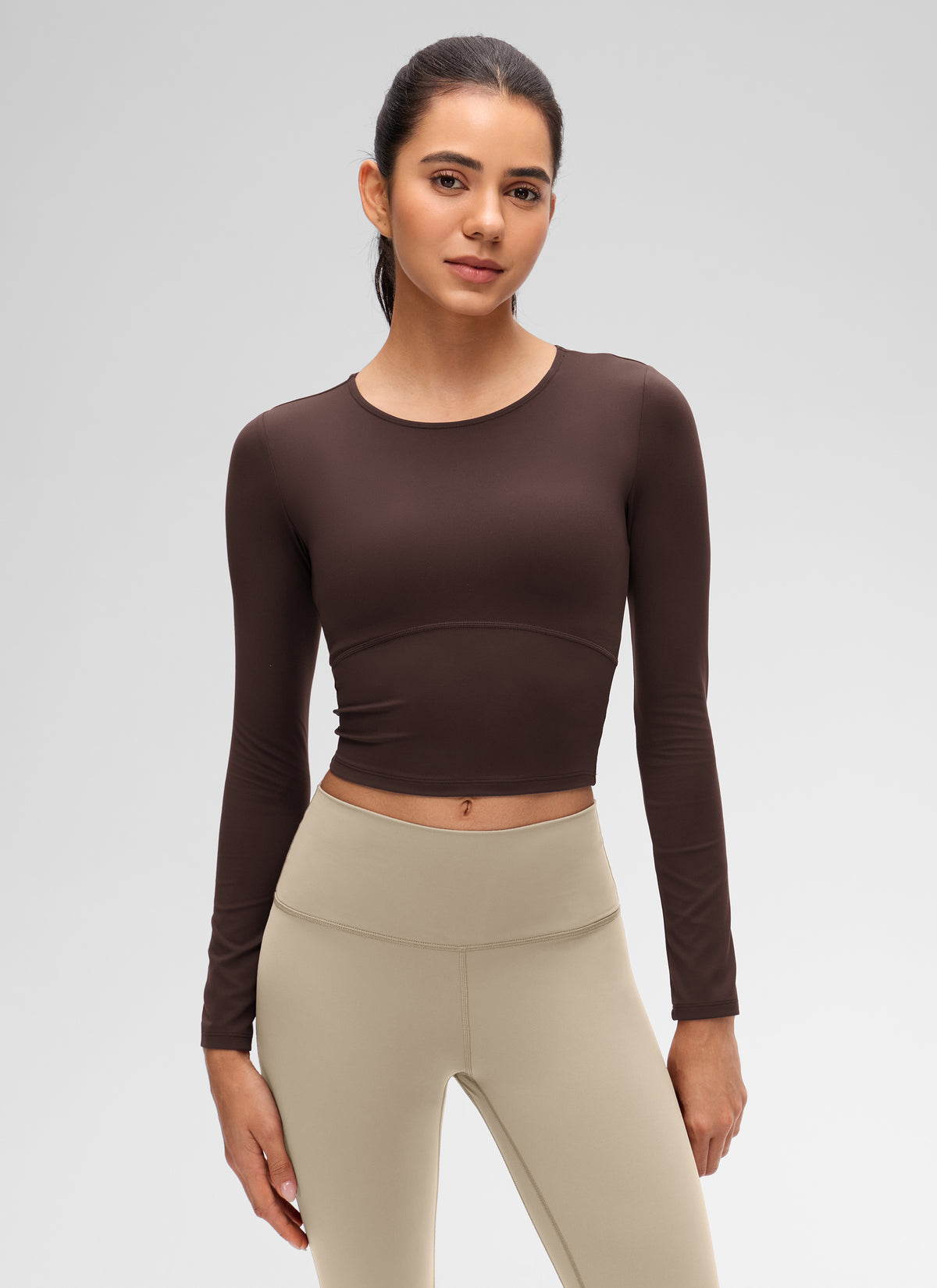 CRZ YOGA: Camiseta de yoga para mujer, corte ajustado, estilo « Butterluxe », manga larga, costura delantera, color marrón «Hot Fudge» @model_info:Beatriz