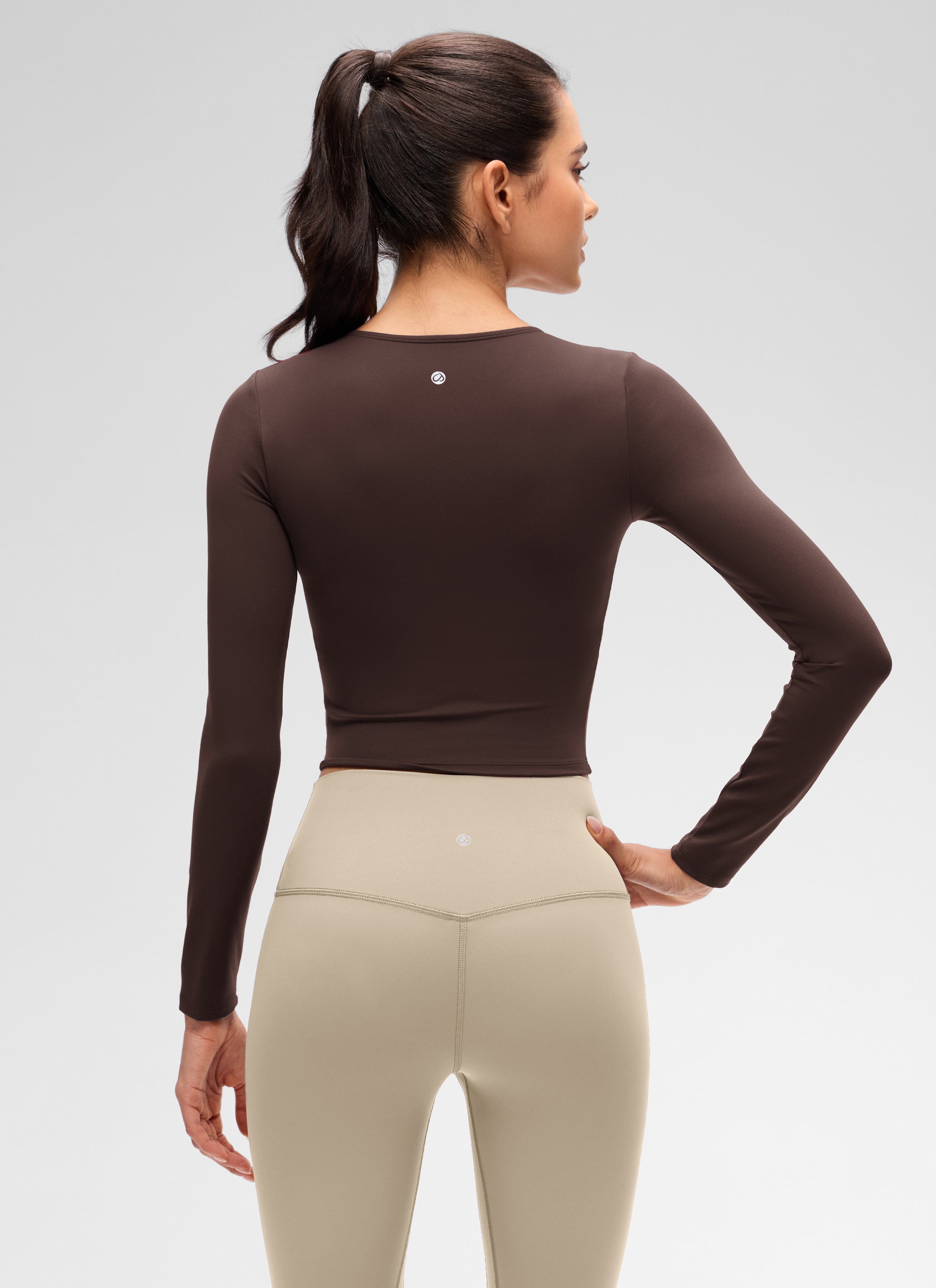CRZ YOGA: Camiseta de yoga para mujer, corte ajustado, estilo « Butterluxe », manga larga, costura delantera, color marrón «Hot Fudge» @model_info:Beatriz