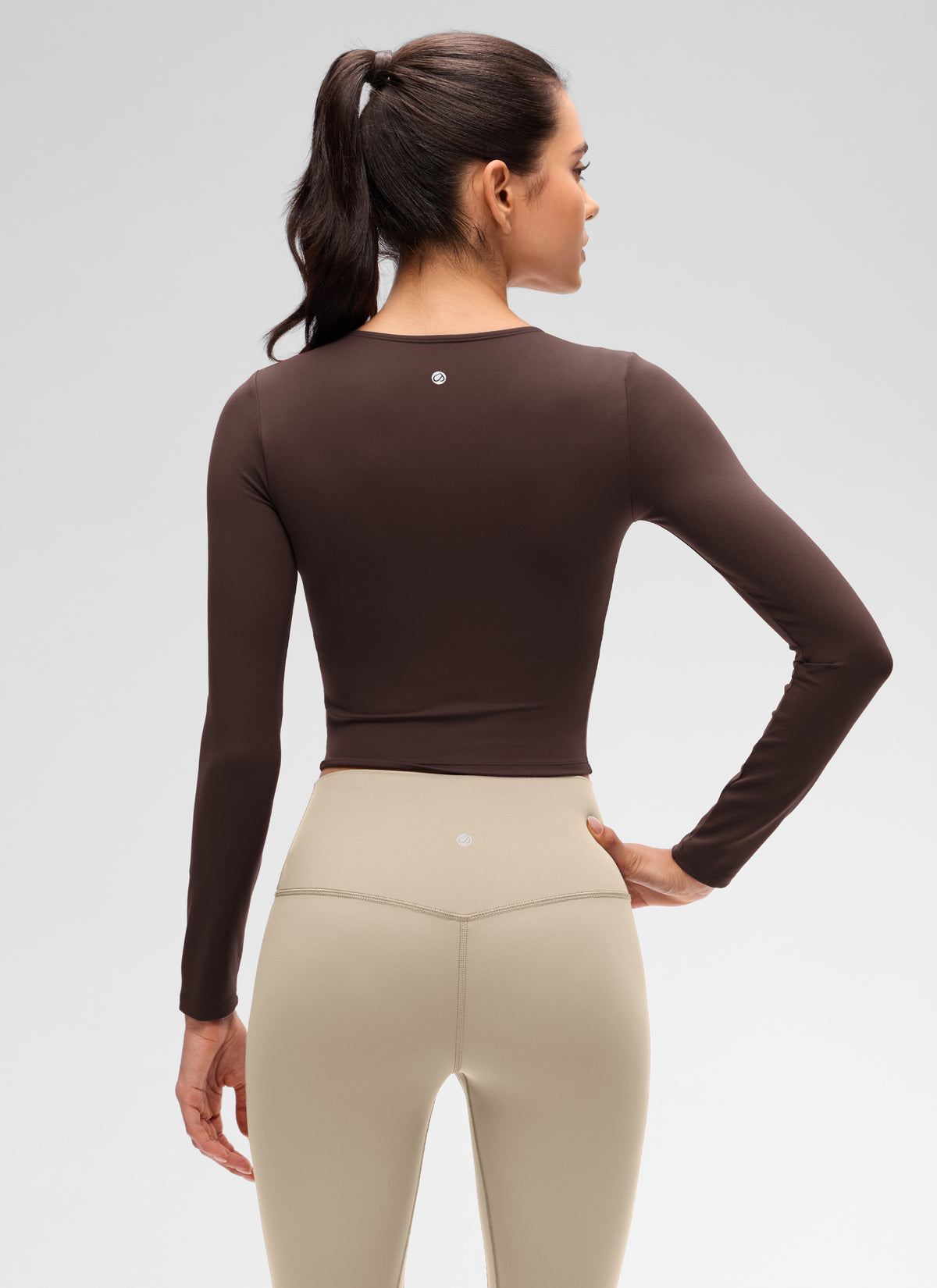 CRZ YOGA: Camiseta de yoga para mujer, corte ajustado, estilo « Butterluxe », manga larga, costura delantera, color marrón «Hot Fudge» @model_info:Beatriz