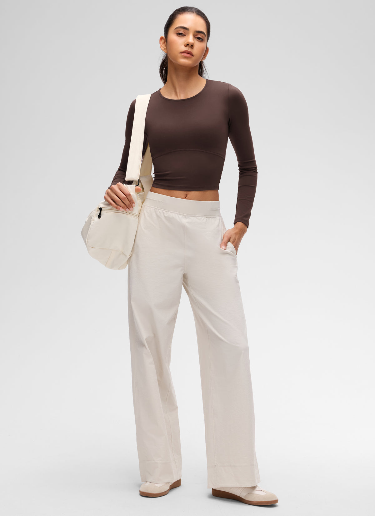 CRZ YOGA: Camiseta de yoga para mujer, corte ajustado, estilo « Butterluxe », manga larga, costura delantera, color marrón «Hot Fudge» @model_info:Beatriz