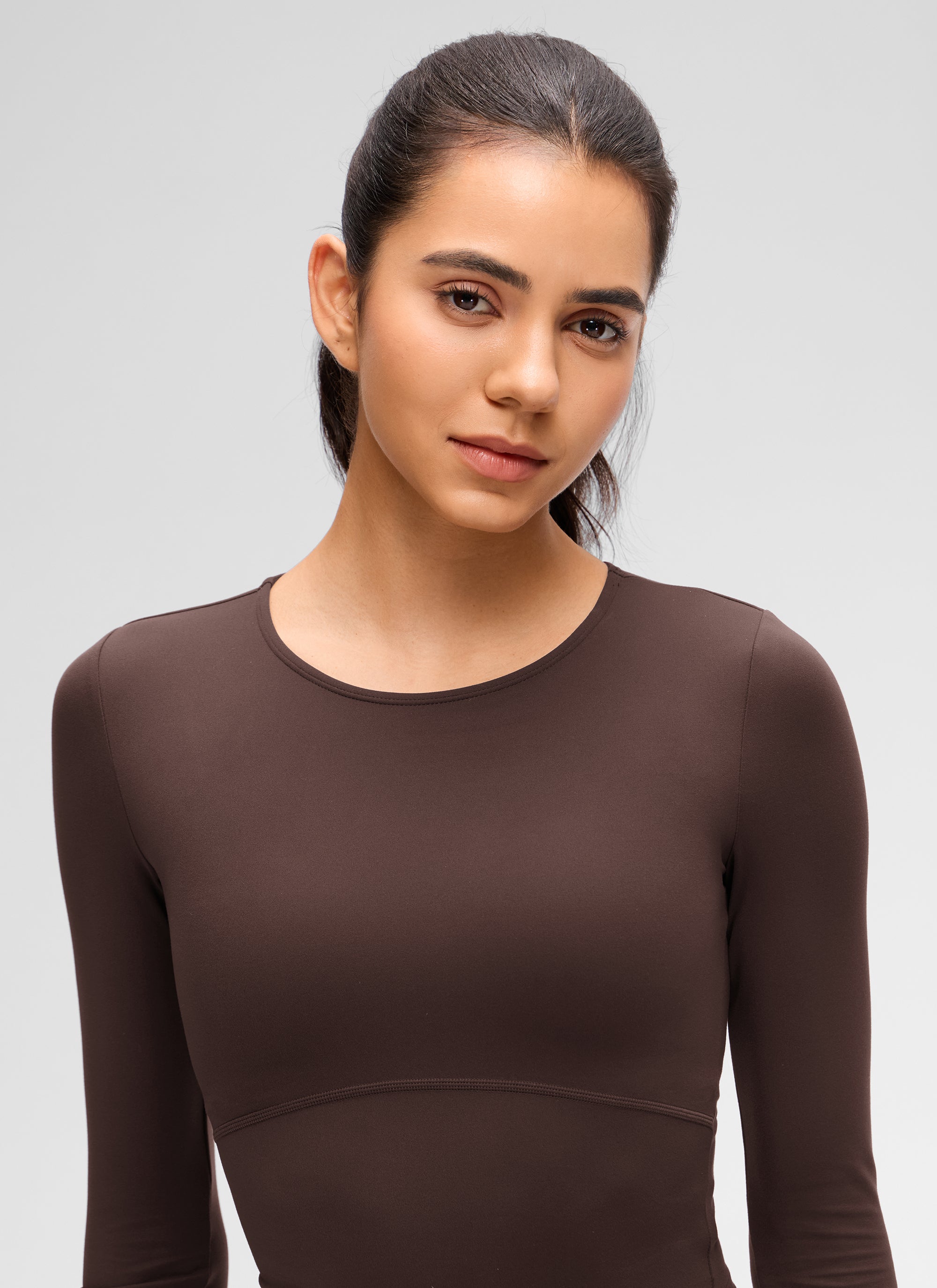 CRZ YOGA: Camiseta de yoga para mujer, corte ajustado, estilo « Butterluxe », manga larga, costura delantera, color marrón «Hot Fudge» @model_info:Beatriz