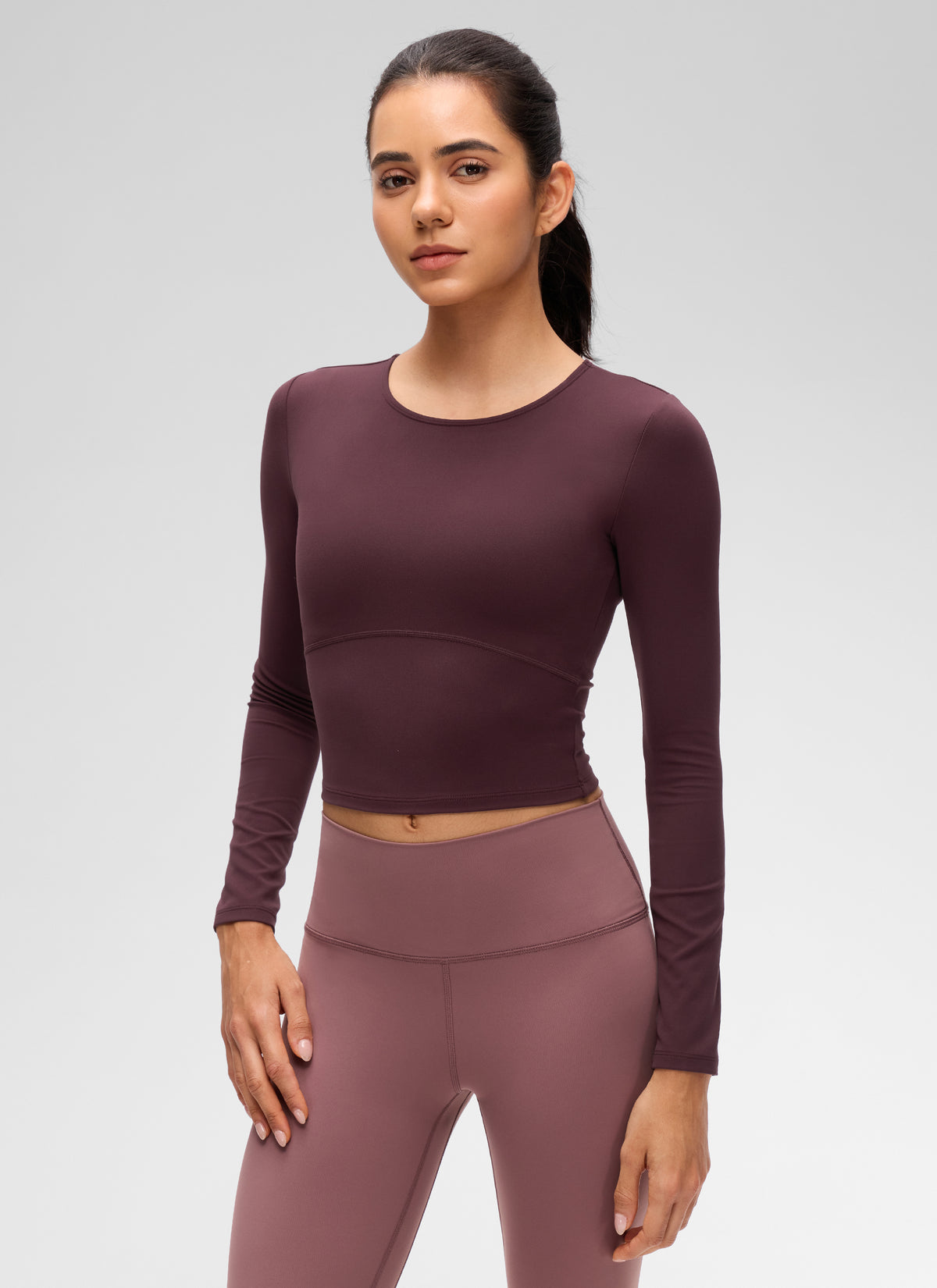 CRZ YOGA: Camiseta de yoga para mujer, corte ajustado, estilo « Butterluxe », manga larga, corte corto y costura delantera, color ciruela madura @model_info:Beatriz