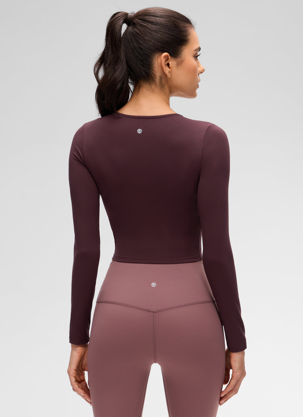 CRZ YOGA: Camiseta de yoga para mujer, corte ajustado, estilo « Butterluxe », manga larga, corte corto y costura delantera, color ciruela madura @model_info:Beatriz