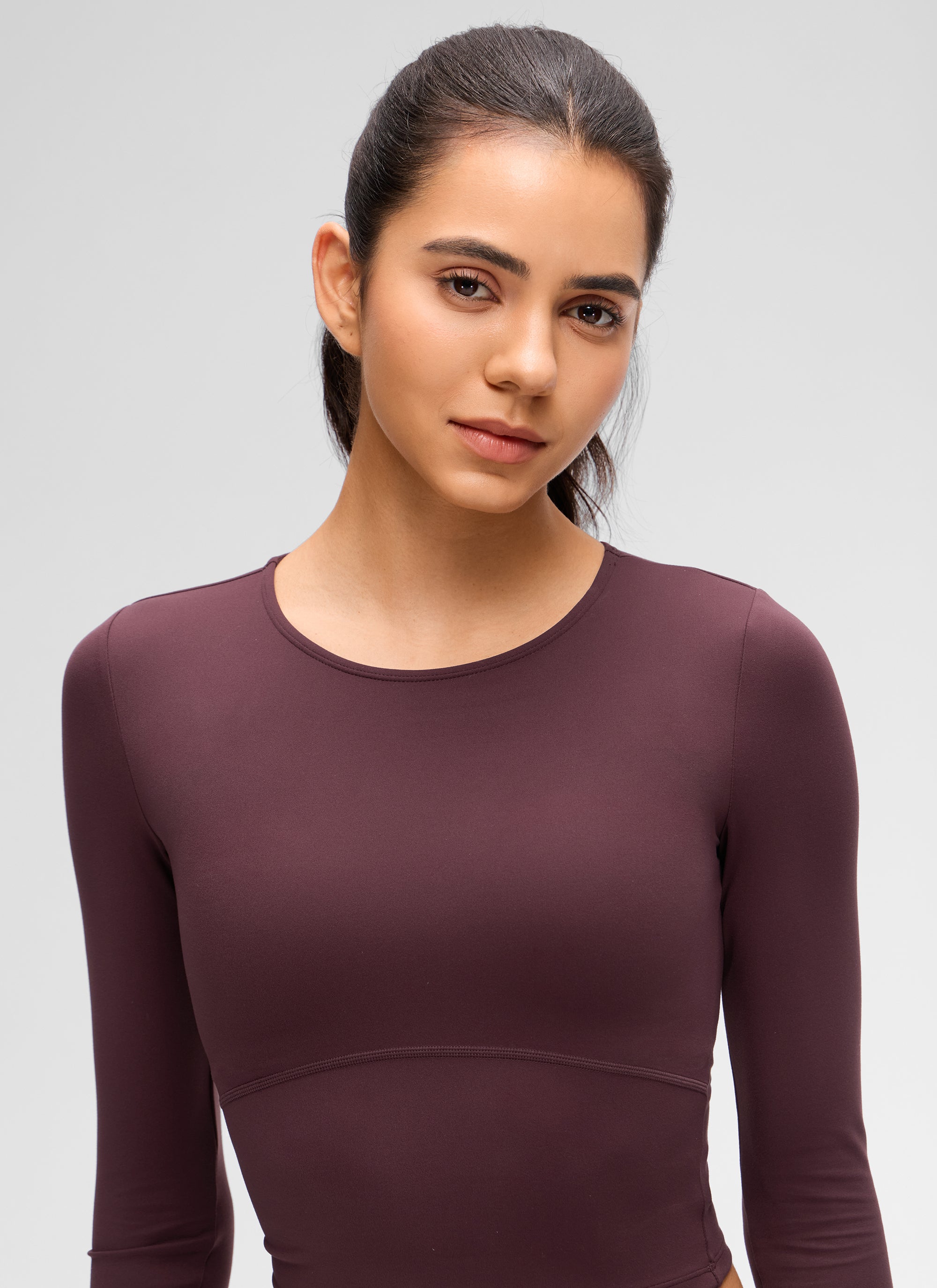 CRZ YOGA: Camiseta de yoga para mujer, corte ajustado, estilo « Butterluxe », manga larga, corte corto y costura delantera, color ciruela madura @model_info:Beatriz