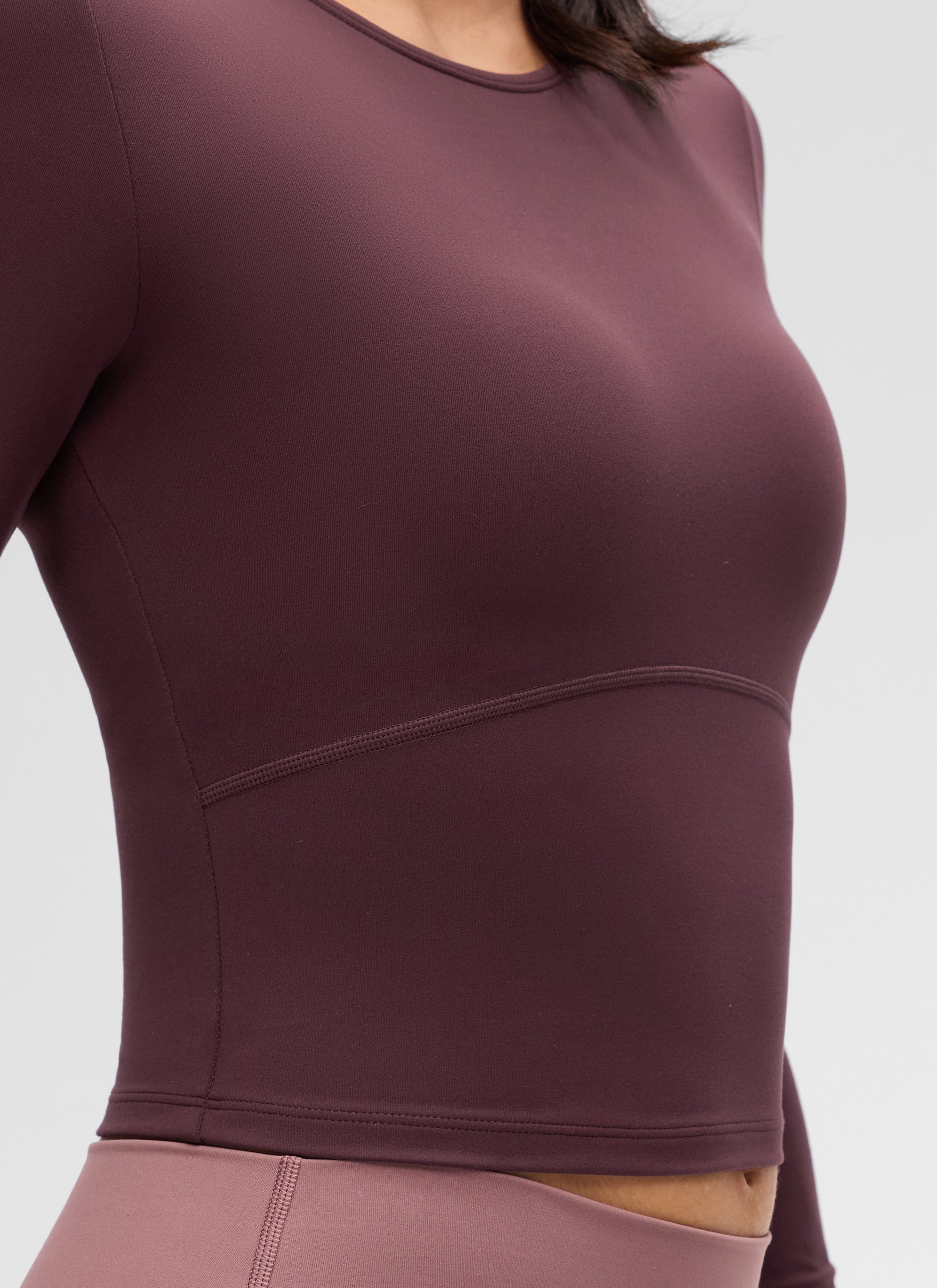 CRZ YOGA: Camiseta de yoga para mujer, corte ajustado, estilo « Butterluxe », manga larga, corte corto y costura delantera, color ciruela madura @model_info:Beatriz