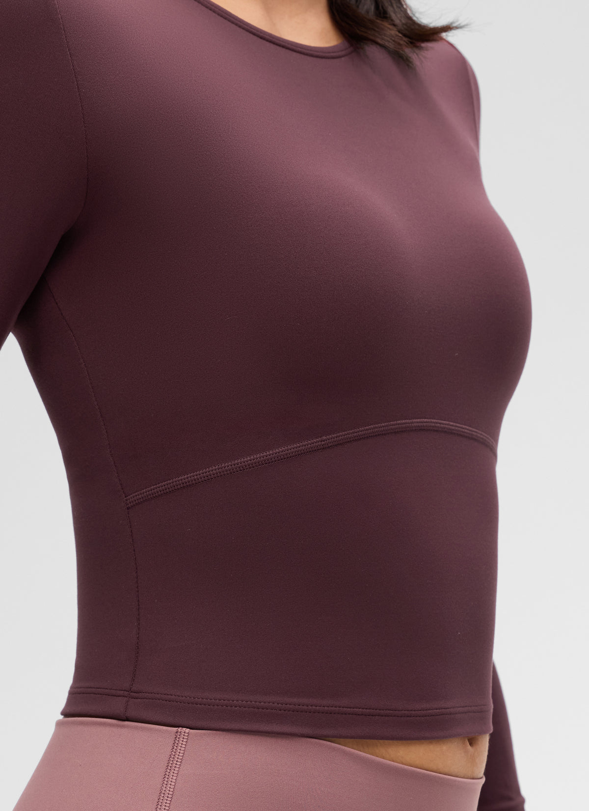 CRZ YOGA: Camiseta de yoga para mujer, corte ajustado, estilo « Butterluxe », manga larga, corte corto y costura delantera, color ciruela madura @model_info:Beatriz