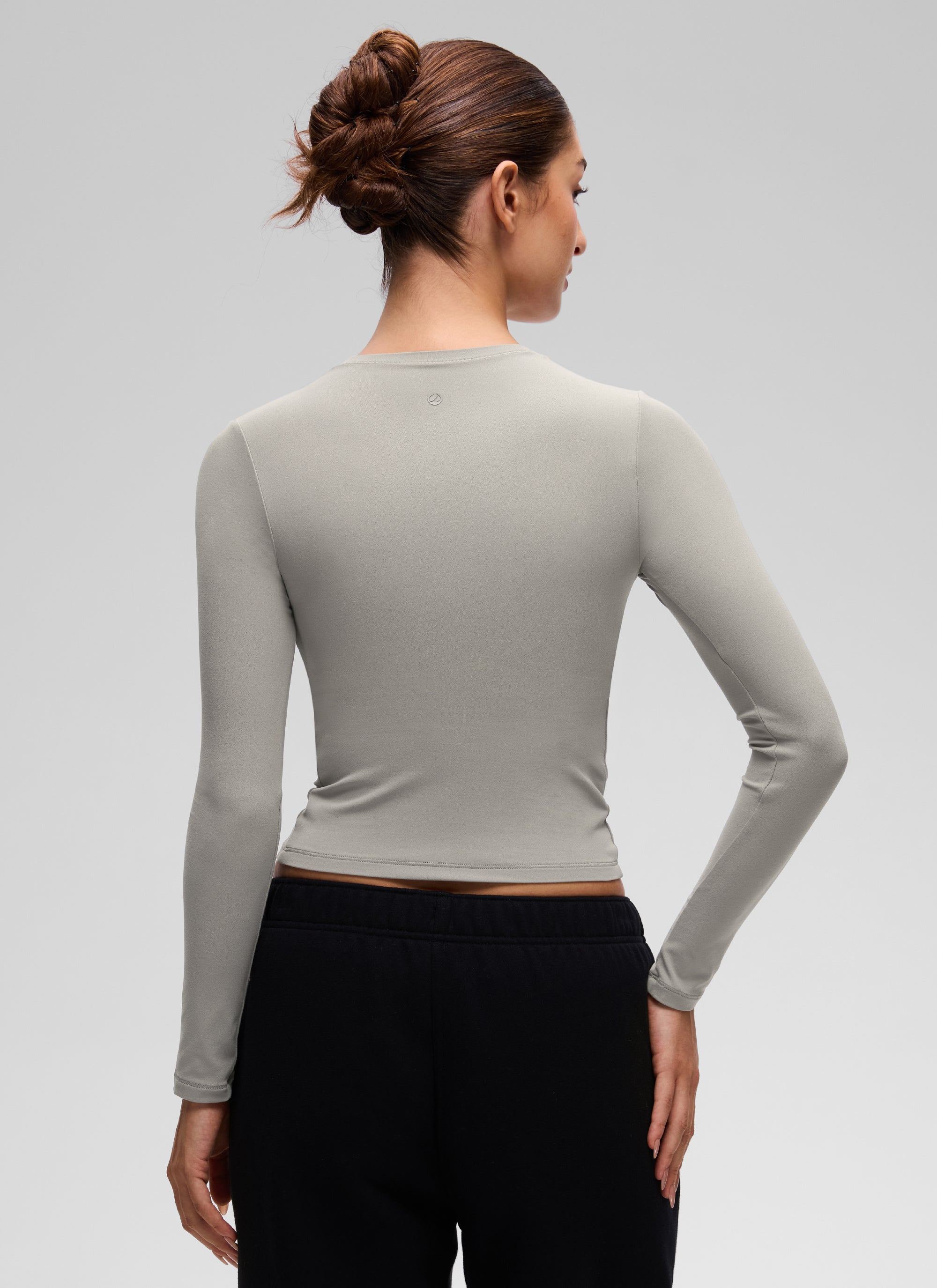 CRZ YOGA Women's Crew Neck Tight Fit Long Sleeve Shirts Casual Tee Rocky Grey @model_info:Inga